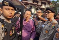 Pemilik Bank Centris International, Andri Tedjadharma mempertahan rumahnya saat akan disita Satgas Bantuan Likuiditas Bank Indonesia (BLBI) melalui Kantor Pelayanan Kekayaan Negara dan Lelang (KPKNL). (Dok. Ist)