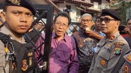 Pemilik Bank Centris International, Andri Tedjadharma mempertahan rumahnya saat akan disita Satgas Bantuan Likuiditas Bank Indonesia (BLBI) melalui Kantor Pelayanan Kekayaan Negara dan Lelang (KPKNL). (Dok. Ist)