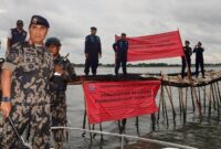 Praktek Pemagaran Laut di Tangerang. (Dok. kkp.go.id)
