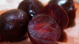 Buah bit membantu melebarkan pembuluh darah dengan nitrat alaminya. (Pixabay.com/ivabalk)