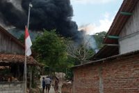 Api berkobar di sumur minyak rakyat Blora, tragedi yang membuka wacana legalisasi energi rakyat. (Dok. Tangkapan layar video)