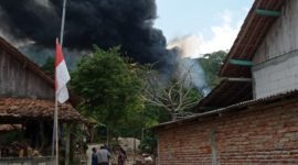 Api berkobar di sumur minyak rakyat Blora, tragedi yang membuka wacana legalisasi energi rakyat. (Dok. Tangkapan layar video)