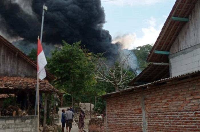 Api berkobar di sumur minyak rakyat Blora, tragedi yang membuka wacana legalisasi energi rakyat. (Dok. Tangkapan layar video)